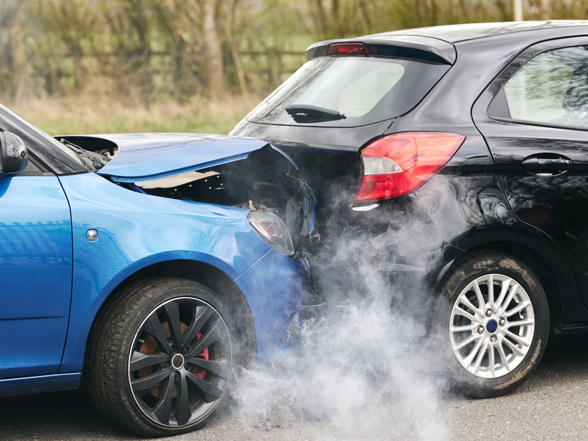Auffahrunfall: blaues Auto mit eingedrückter Front am Heck eines schwarzen Autos
