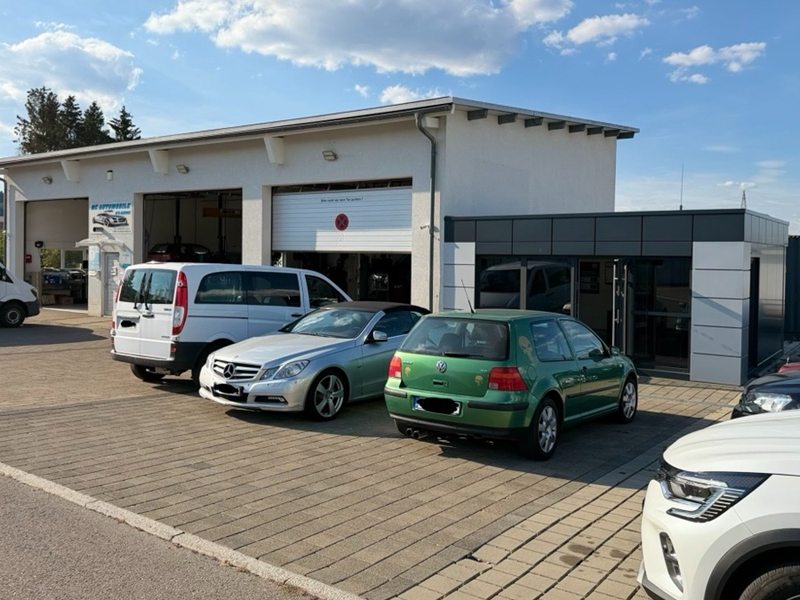 Unsere Werkstatt in der Keplerstraße 32 in Spaichingen mit Ausstellungsraum und Kundenparkplatz