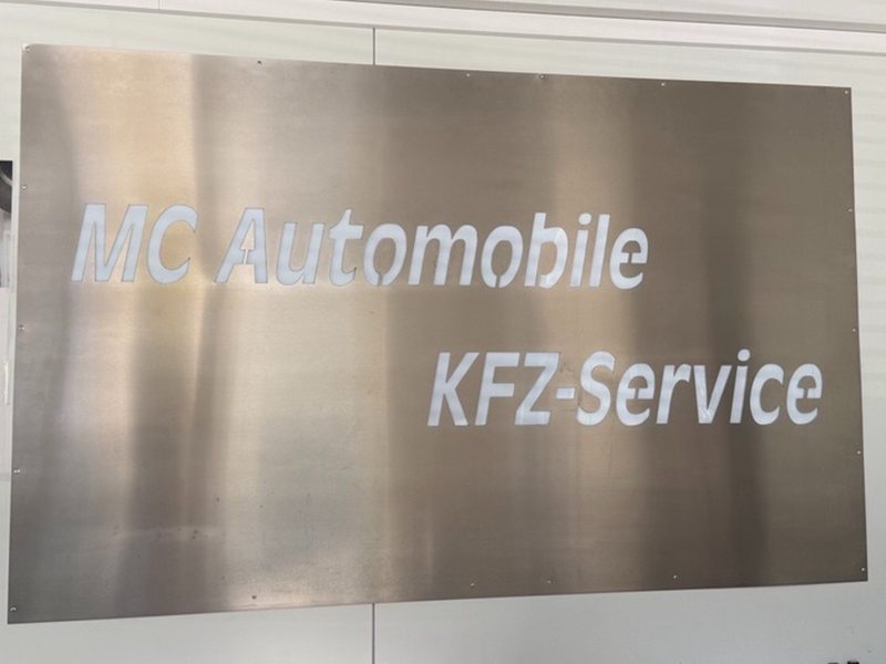 Edelstahlschild „MC Automobile KFZ-Service“ in unserer Werkstatt